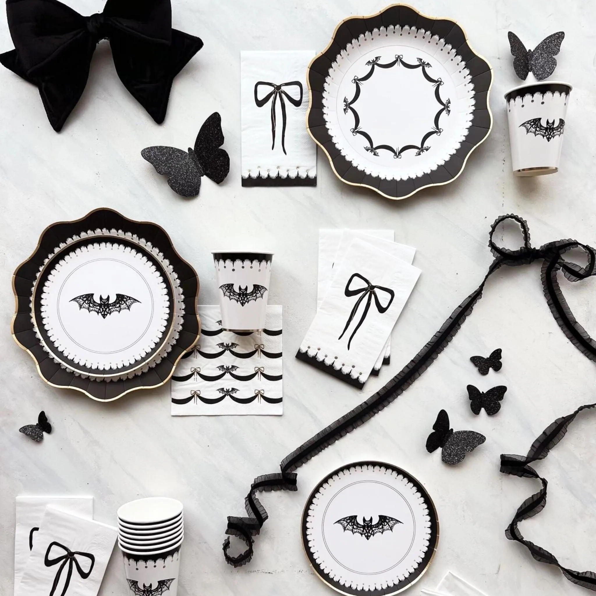 Black & White Lace And Bows Scallop Paper Party Plates | Halloween | Set 8